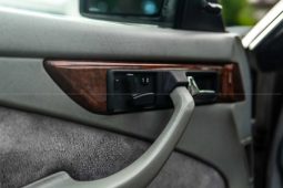 Mercedes-Benz 560 full