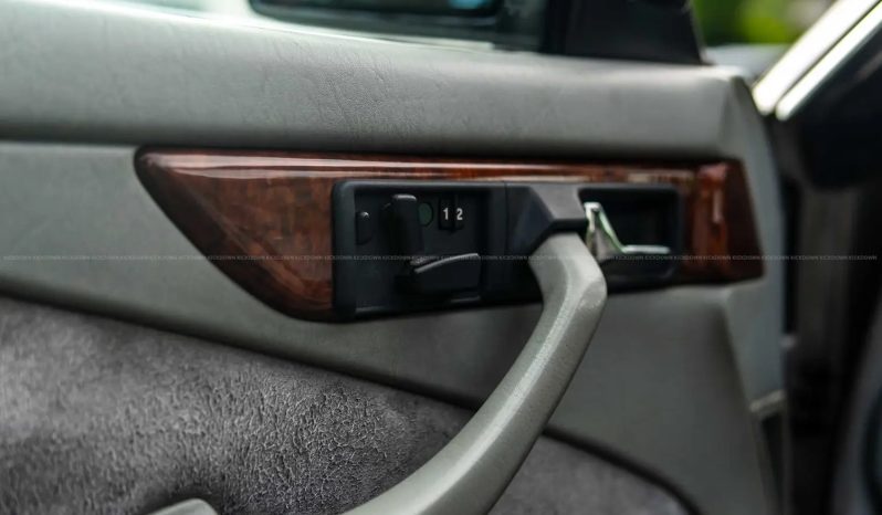 Mercedes-Benz 560 full